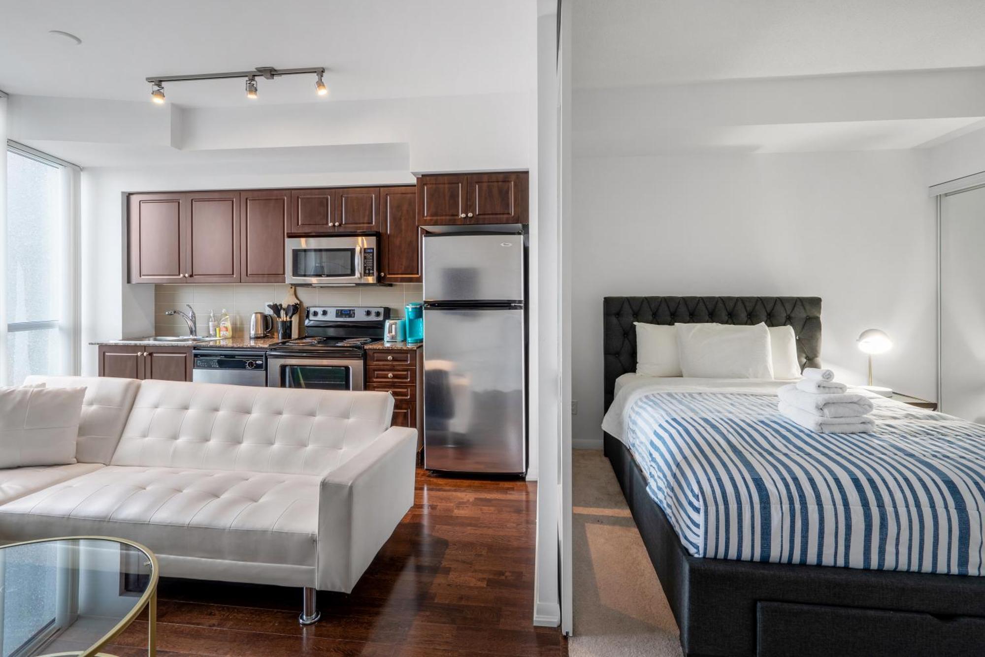 Downtown Toronto 1 Bdrm Condo With Parking And Views Zewnętrze zdjęcie
