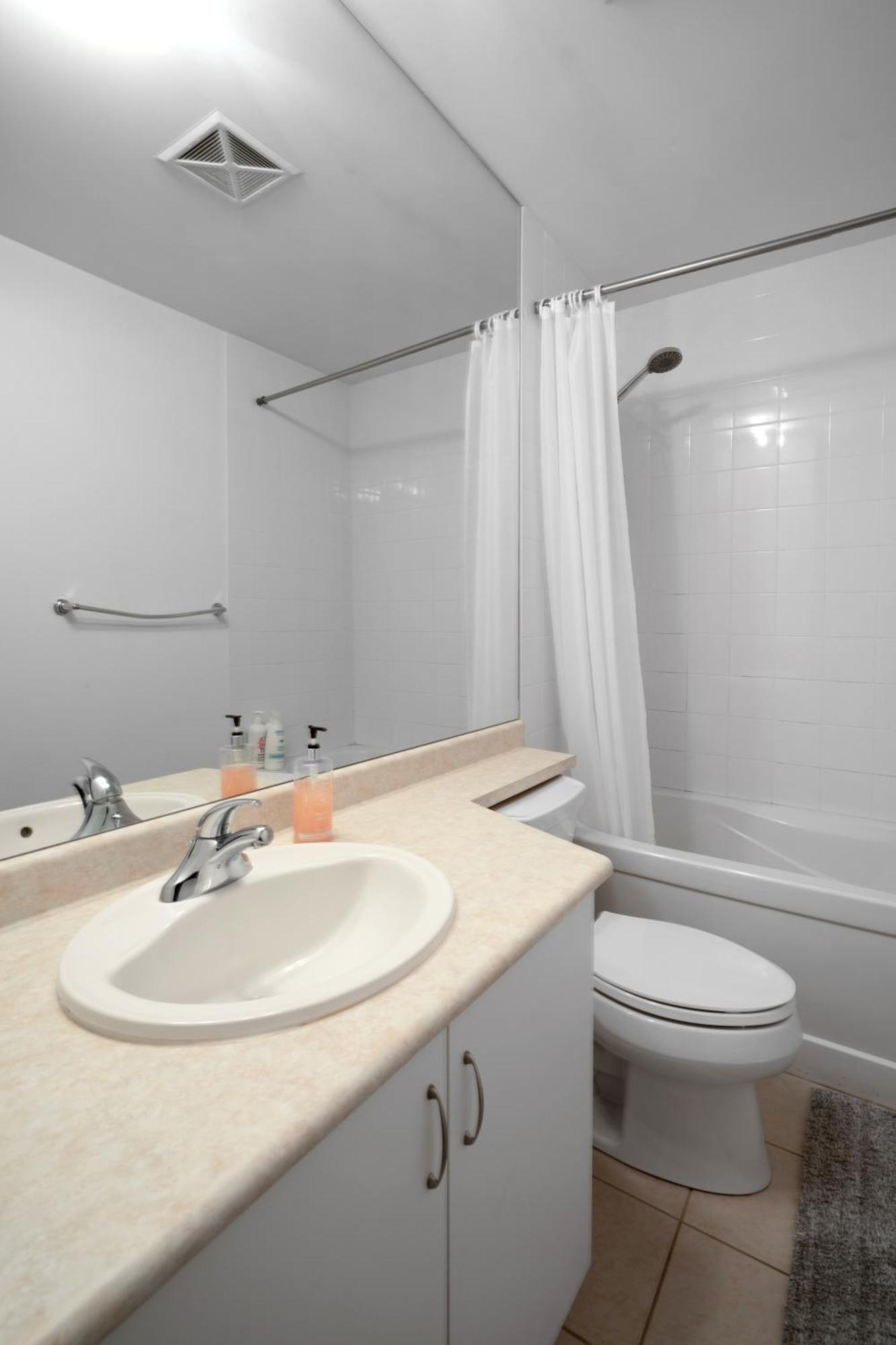 Downtown Toronto 1 Bdrm Condo With Parking And Views Zewnętrze zdjęcie