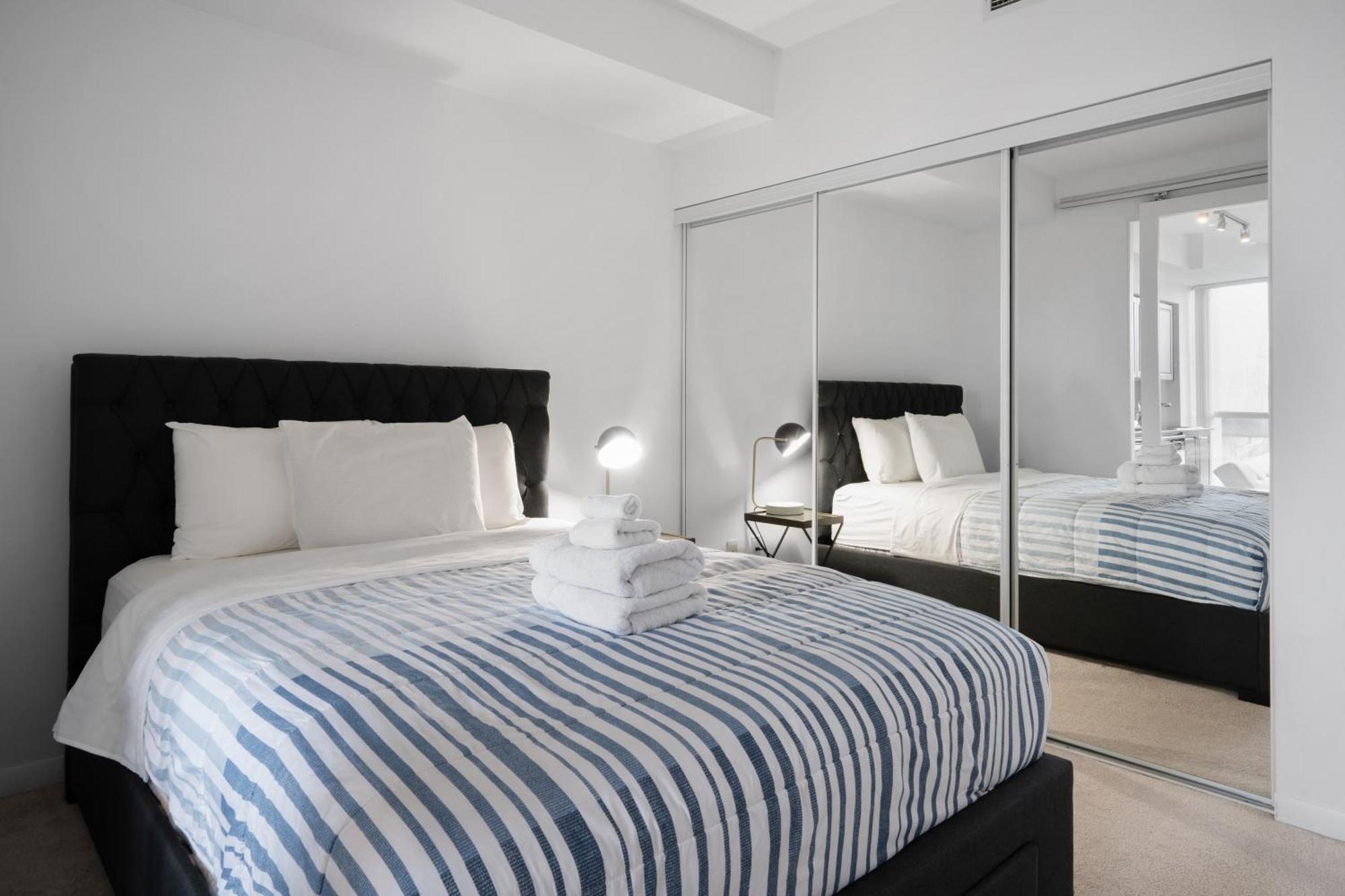Downtown Toronto 1 Bdrm Condo With Parking And Views Zewnętrze zdjęcie